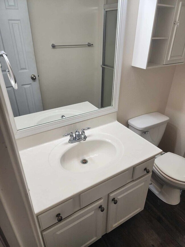 Building Photo - Spacious Three Bedroom!