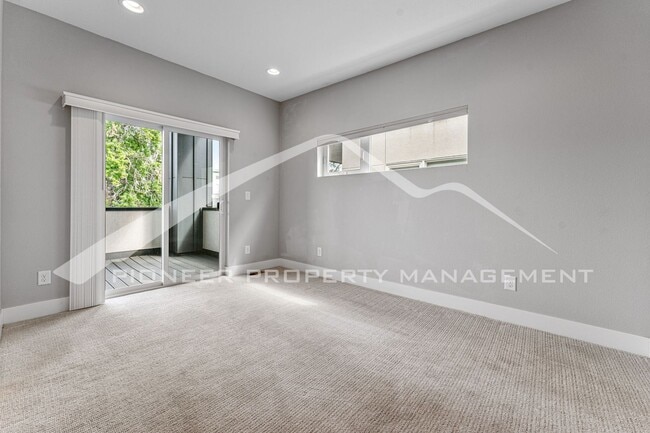 Building Photo - Spacious Townhouse with Washer/Dryer and G...