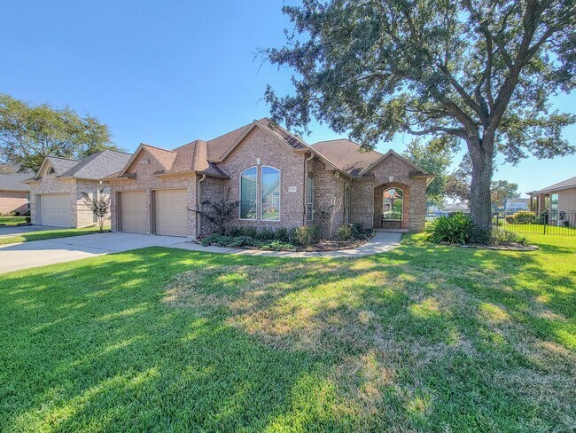 Building Photo - Beautifully designed waterfront property w...