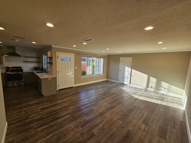 Building Photo - Beautifully Remodeled 3 Bedroom Home in Un...