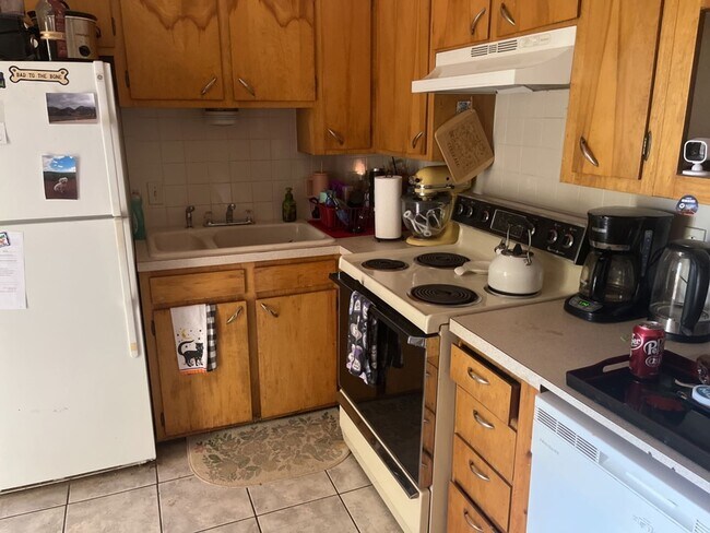 Building Photo - 526 N Frey Ave