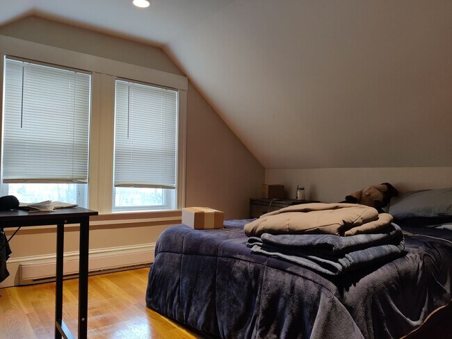 Building Photo - No brokers fee, Large Recently Renovated Unit, Free Laundry, Parking Included, Stainless Steel Ap...