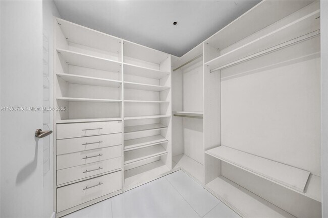Building Photo - 200 Biscayne Blvd Way