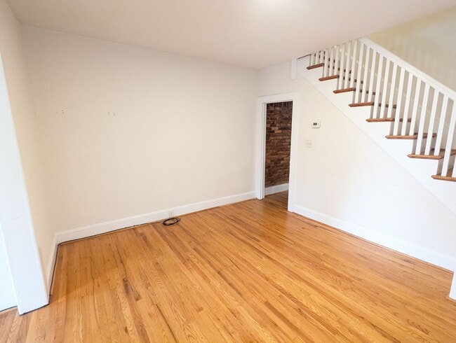 Building Photo - Charming Historic townhouse in downtown Frederick available mid June!
