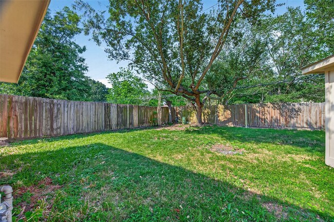 Building Photo - 22206 Red River Dr