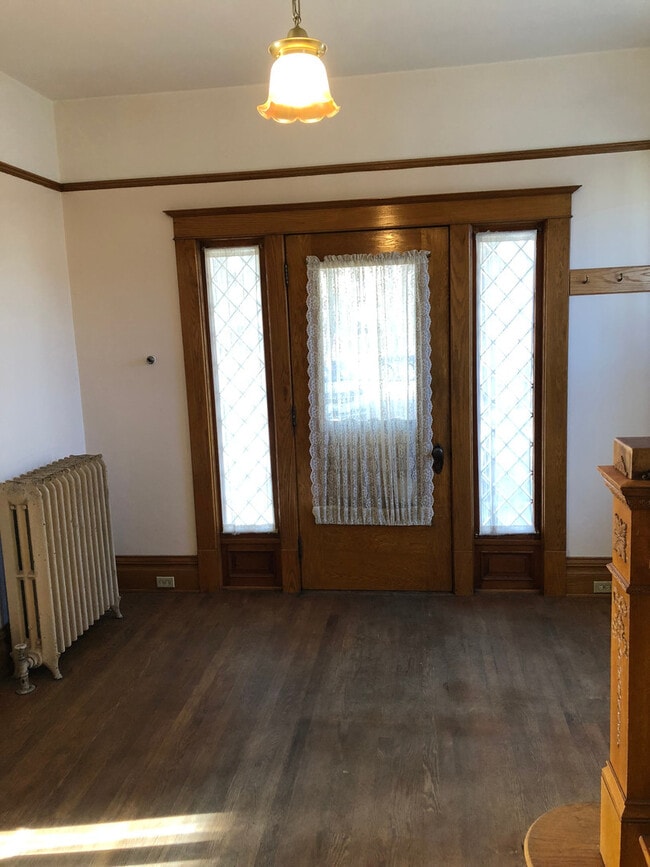 Building Photo - Charming 3 bed 1 bath + sitting room