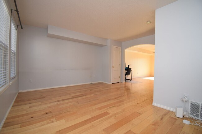 Building Photo - 874 Forest Park Ct
