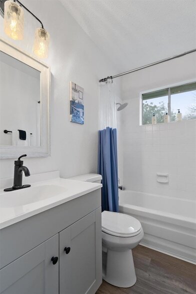 Building Photo - 405 E Logan St