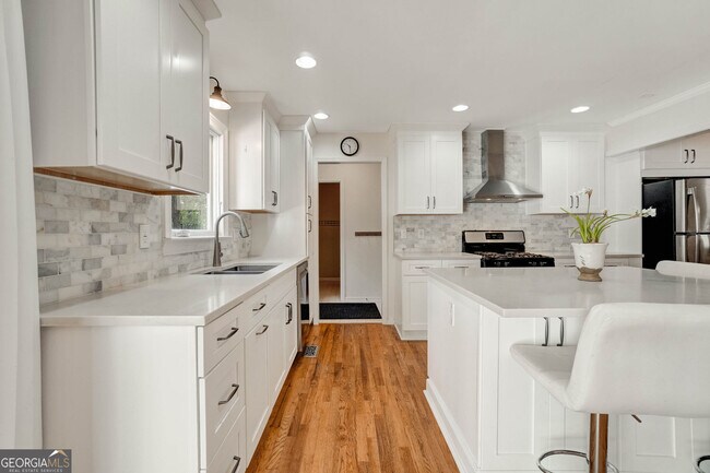 Building Photo - 295 Oakmere Rd