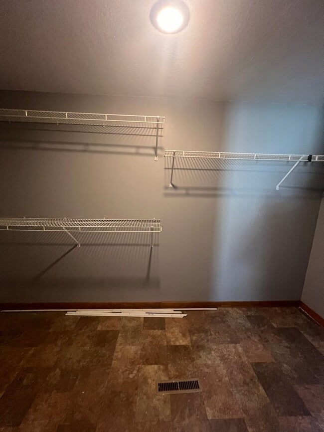 Building Photo - 3 bedrooms/2 bathrooms with detached 2 car...