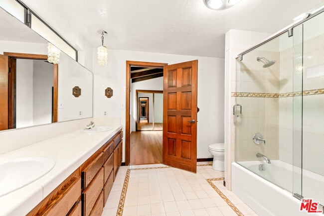 Building Photo - 3636 Malibu Country Dr