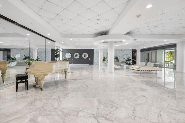 Building Photo - 5055 Collins Ave