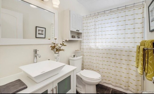 Building Photo - 1723 E 14 Mile Rd