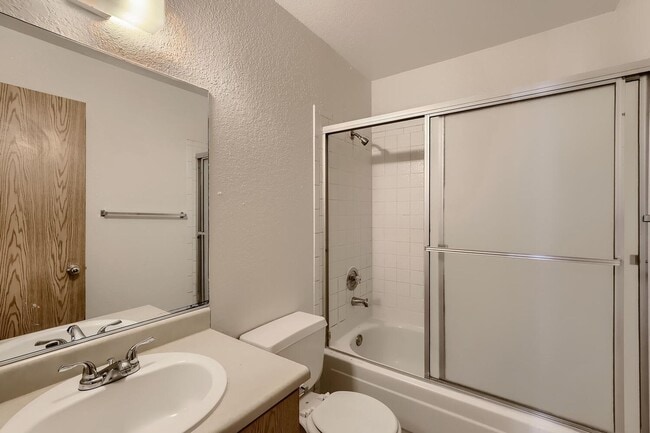 Building Photo - LOVELY 2 bedroom Condo Ready for Immediate Move in!!