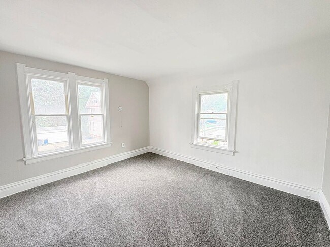 Building Photo - 42 Garfield Pl