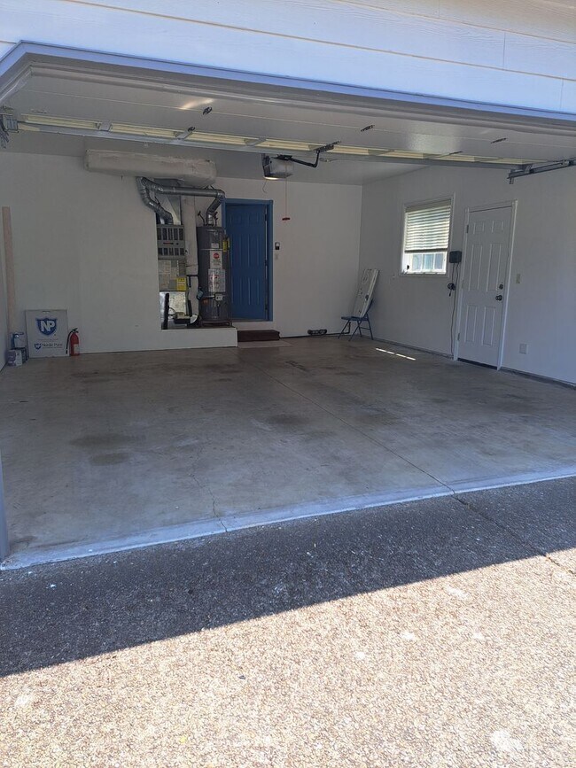 Building Photo - Beautiful setting 4 bedroom A/C Available Now