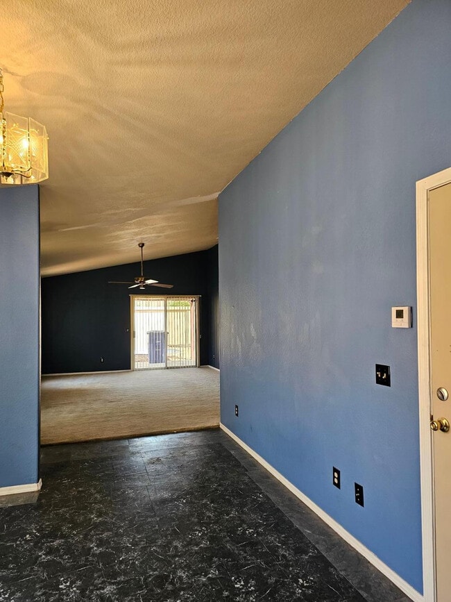 Building Photo - 821 S Cancun Dr