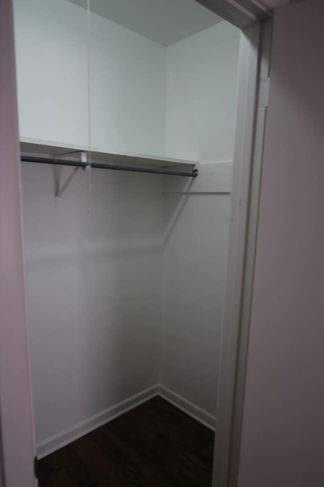 Building Photo - 1424 E Houston St