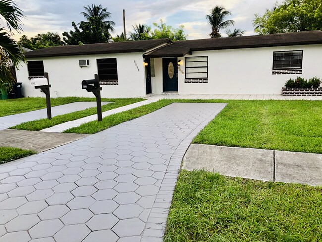 Building Photo - 8962 SW 40th Terrace