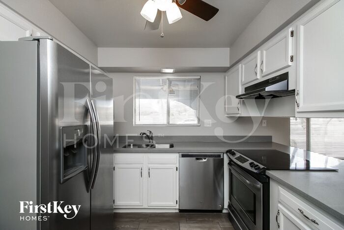 Building Photo - 5909 S Palm Dr