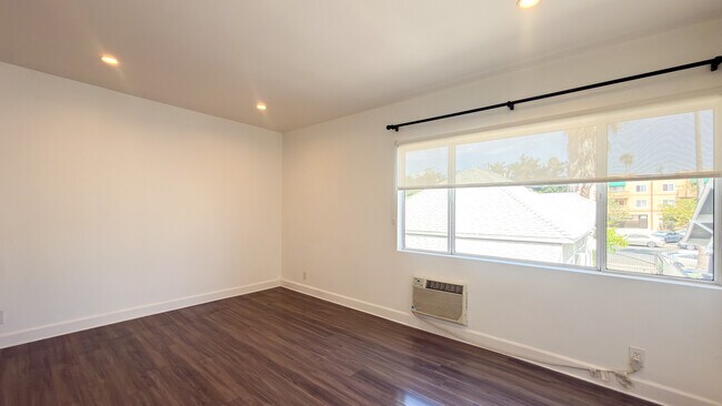 Building Photo - 319 Heliotrope Dr