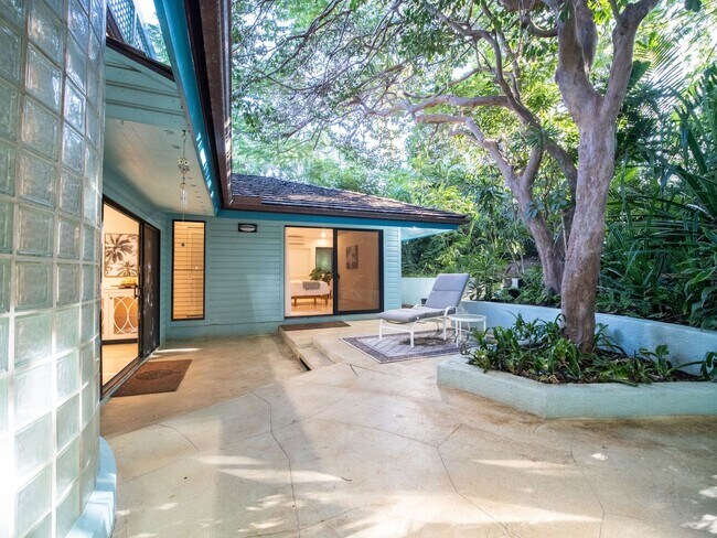 Building Photo - Beautiful Furnished, 2 Bed, 3 Bath, Gated ...