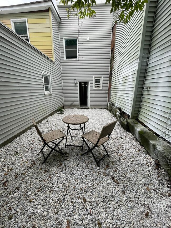 Private cozy backyard - 737 Burden Ave