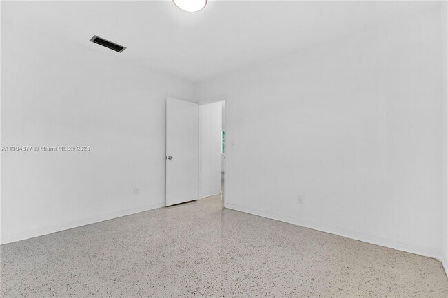 Building Photo - 2931 SW 39th Ave