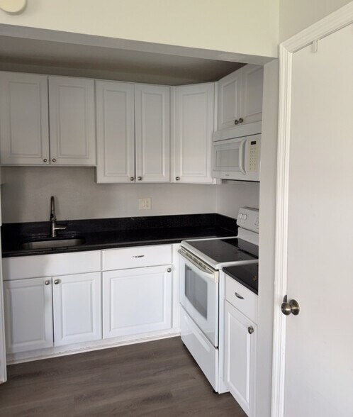 Building Photo - 215 Seahorse Dr SE