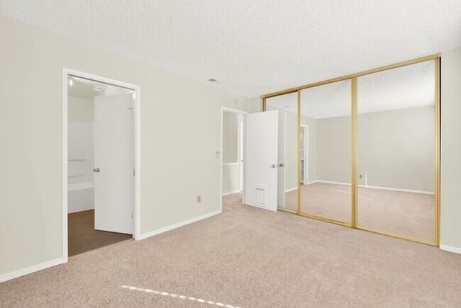 Building Photo - Great 3 bed, 1.5 bath Condo in Vacaville -...