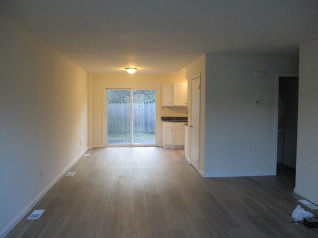 Building Photo - Northampton School District spacious end unit townhome located in the Borough of Bath featuring s...