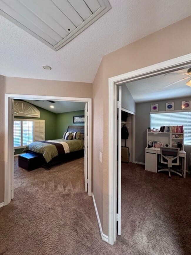 Building Photo - Beautiful 4 Bedroom Pool Home with Solar i...