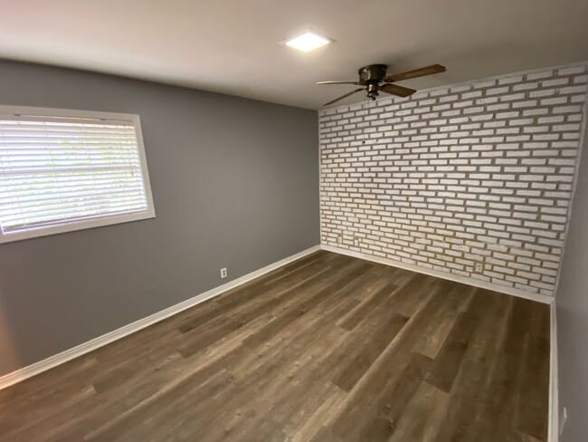 Building Photo - Great 3 bed 2 bath for Rent in Brandon 042!