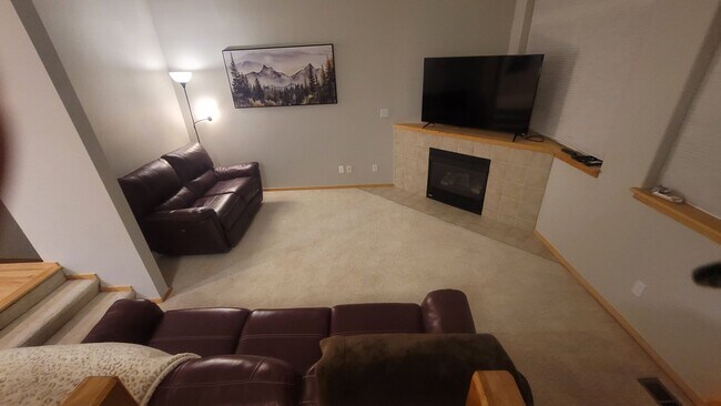 Building Photo - Spacious Townhome with Amazing Views