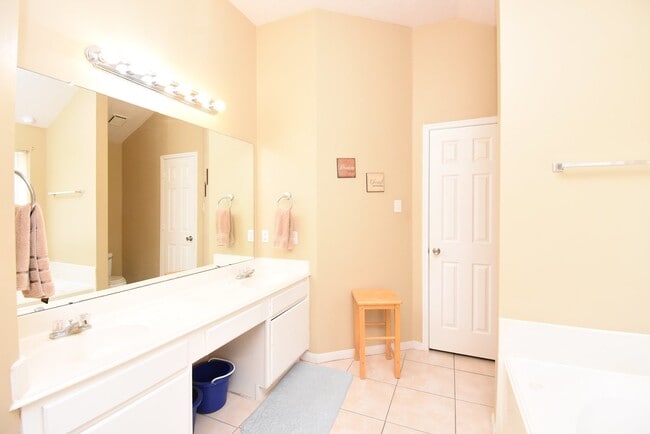 Building Photo - 14915 Willow Hearth Dr