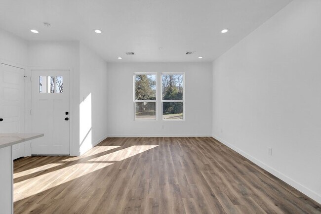 Building Photo - 104 Runnels St