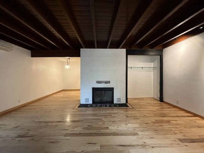 Building Photo - Large NW Portland Home Near Shops & Restaurants with Finished Basement & Bay Windows