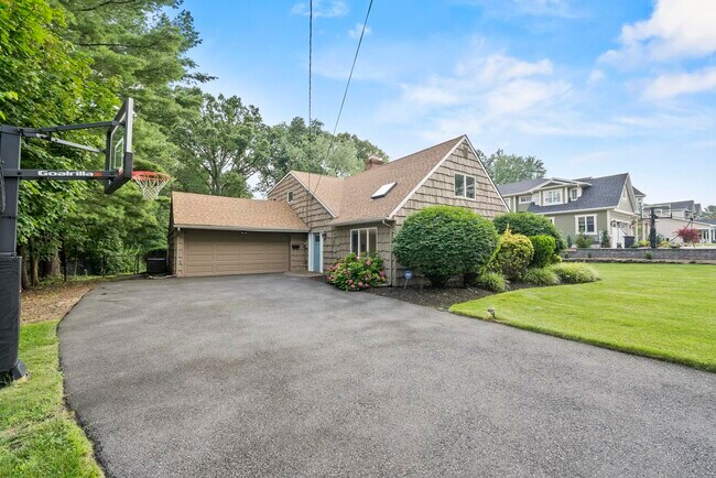 Building Photo - 926 Norgate Dr