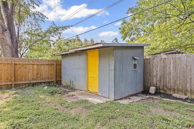 Building Photo - 3205 Whites Dr