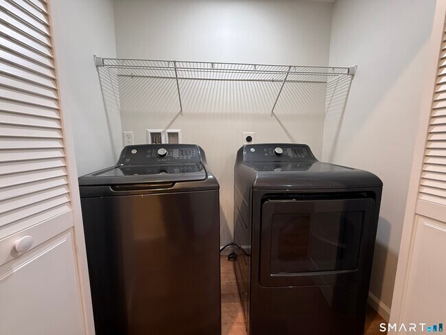 Building Photo - 53 Mahl Ave