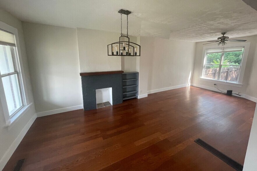 Bright & Open Living Room / Dining Room - 1449 E Long St