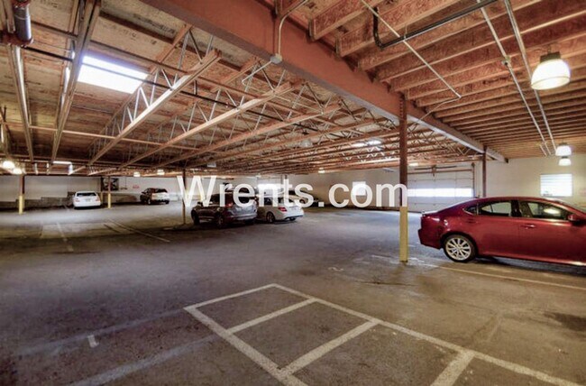 Building Photo - Beautiful Condo in the Heart of Downtown S...
