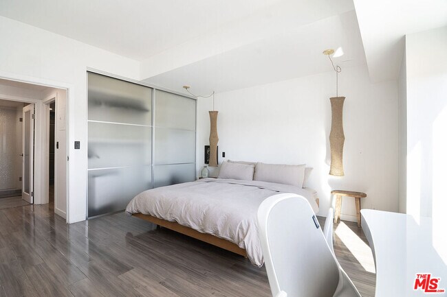 Building Photo - 1155 N La Cienega Blvd