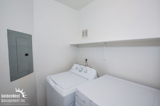 Building Photo - Newly Renovated 3Bdm 2Ba Condo Conveniently Located