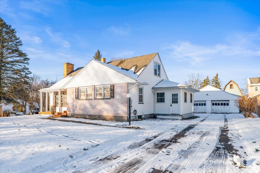 Building Photo - 32 Deland Park B