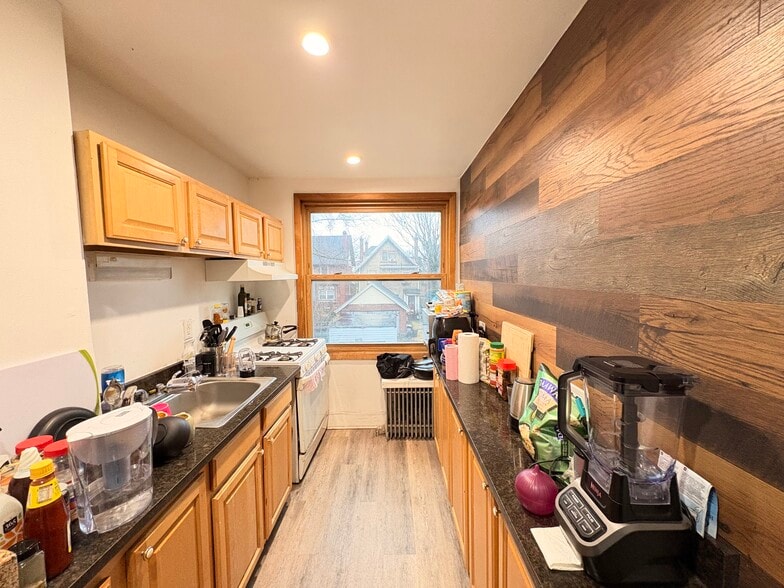 Building Photo - 5818 Hobart St