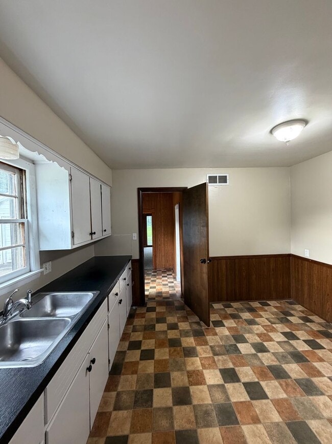 Building Photo - Spacious 2 Bedroom Home Holland Northside