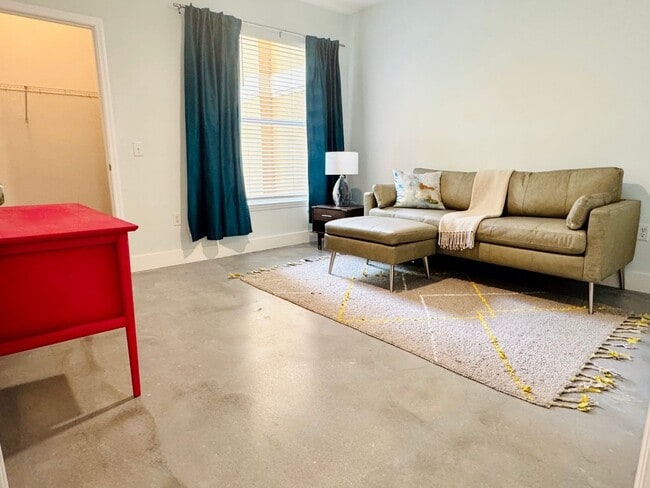 Building Photo - 2 Bedroom/ 2 Baths / 2 Car Garage Condo Fo...