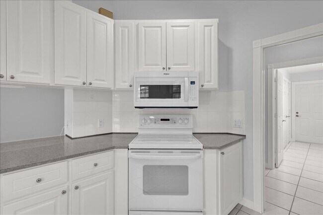 Building Photo - 10882 SW Dardanelle Dr