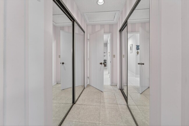 Building Photo - 6220 Kings Gate Cir